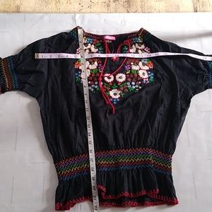 #596 Juniors Size Med Black Smocked Top